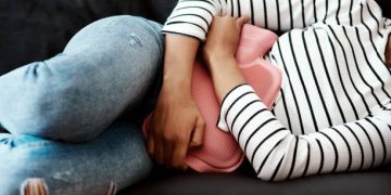 Haid, juga dikenal sebagai menstruasi atau datang bulan, adalah proses fisiologis alami pada wanita di mana lapisan rahim yang tidak dibuahi dikeluarkan dari tubuh melalui miss v. (Dok. Istock)