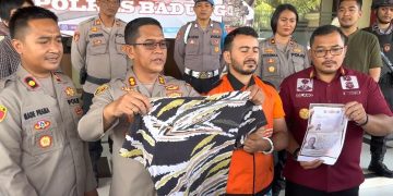 Viral Bule di Bali Pentantang-Petenteng Bawa Pisau di Jalan, Polisi: Itu Sajam Tiruan