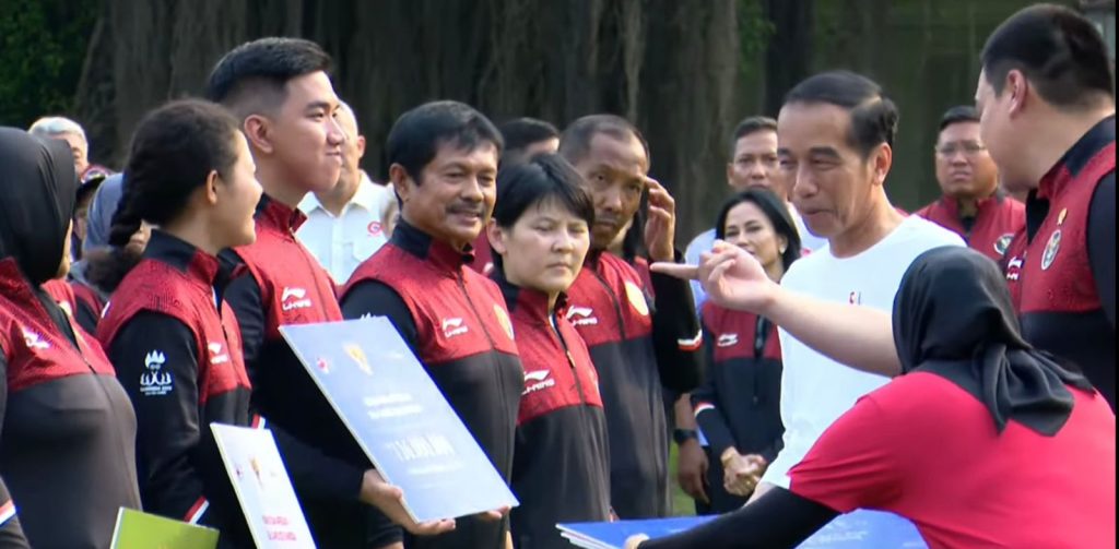 Presiden Jokowi Memberikan Bonus Kepada Atlet SEA Games 2023 ( Tangkapan Layar Youtube Sekretariat Presiden )