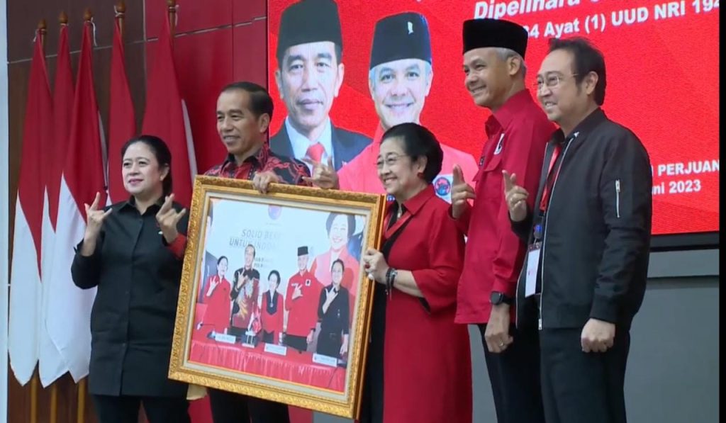 Jokowi foto dengan figura deklarasi capres ganjar