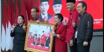 Jokowi foto dengan figura deklarasi capres ganjar