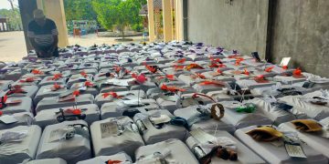 Koper calon jemaah haji di Kabupaten Lebak diperiksa sebelum dilepas ke Asrama Haji Pondok Gede, Jakarta.(Def)