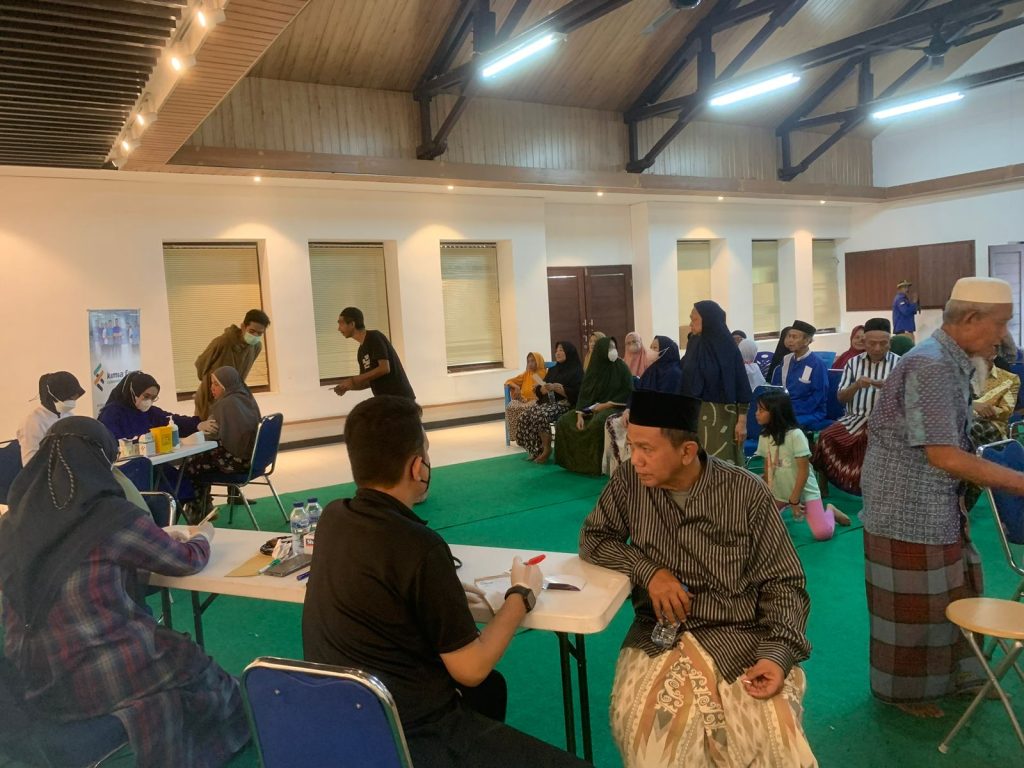 Suasana proses pemeriksaan kesehatan yang dilakukan oleh Kimia Farma Laboratorium & Klinik UB Jakarta 2, di Masjid Jami’ Keramat Luar Batang, Pluit, Jakarta Utara