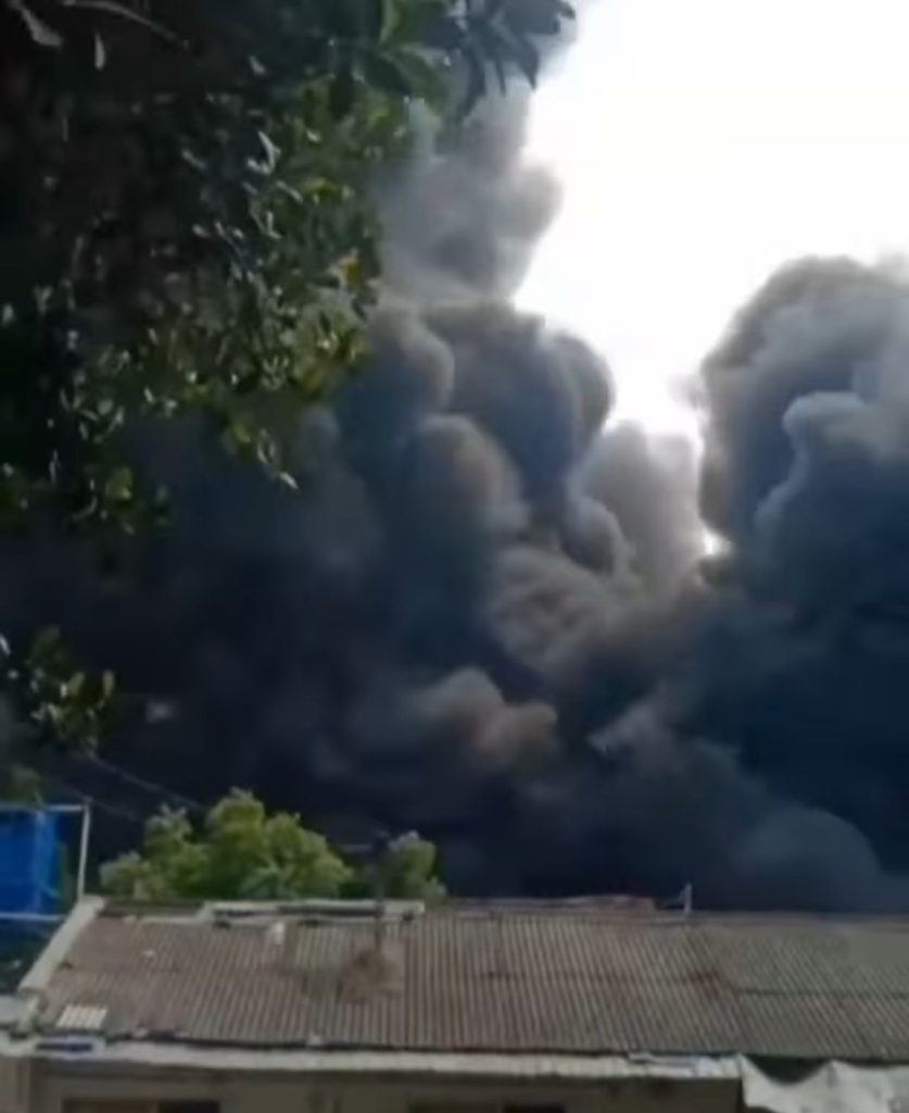 Terjadi Kebakaran pabrik limbah di Daerah Pasar Kemis ( Instagram )