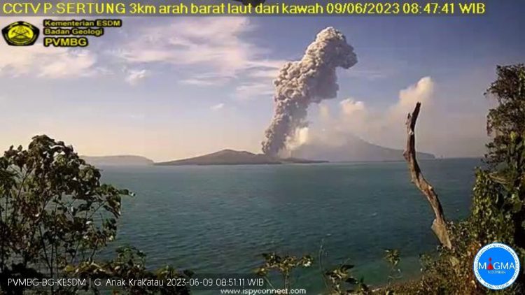 Gunung Anak Krakatau Erupsi Kembali semburkan Abu Setinggi 3 KM ( MAGMA indonesia )