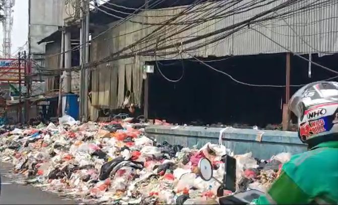 Foto : Penumpukan sampah di jalan kh Ahmad Dahlan pada beberapa waktu lalu (Maya)