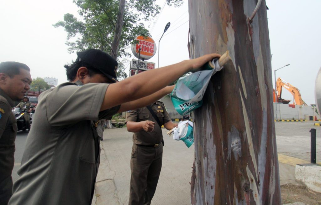 Foto ; Pol PP saat menertibkan APK