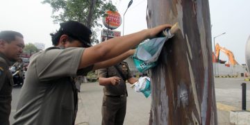 Foto ; Pol PP saat menertibkan APK