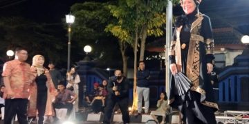 Ajeng mengenakan baju batik dalam gelaran Bung Karno Fashion Street Salatiga (sit)