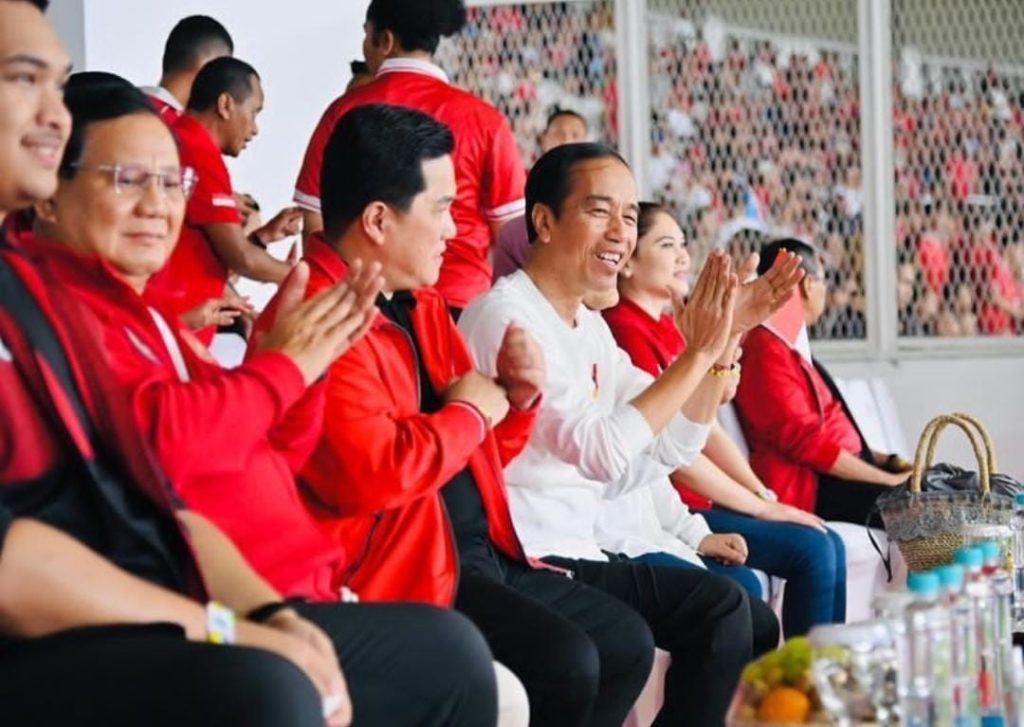 Jokowi duduk sebelah dengan Erick Tohir dan Prabowo Subianto / SS IG Erick Tohir