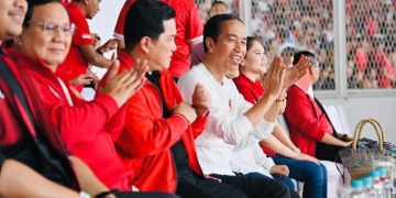 Jokowi duduk sebelah dengan Erick Tohir dan Prabowo Subianto / SS IG Erick Tohir