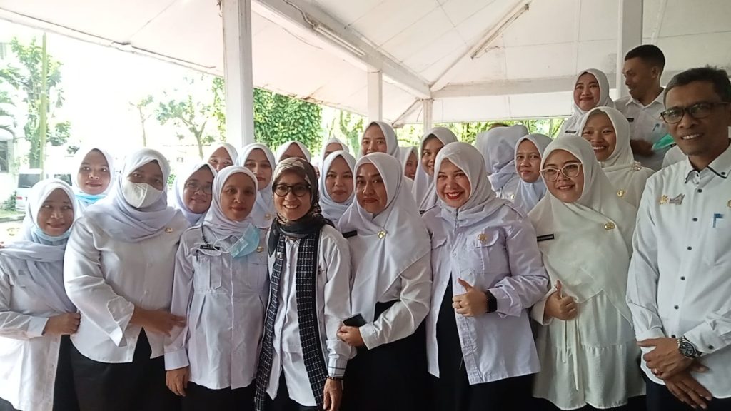 Tenaga kesehatan foto bersama Bupati Iti Jayabaya usai menerima SK.(Def)