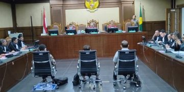 Jhonny G Plate dengarkan dakwaan JPU / istimewa