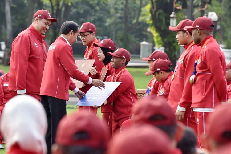 Presiden Jokowi memberikan bonus terhadap atlet (Setkab)