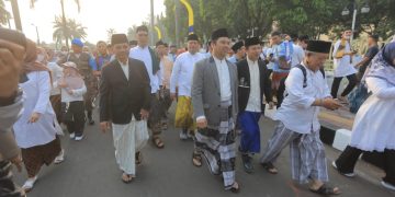 Ribuan Masyarakat Jalan Santai Sarungan di Kota Tangerang