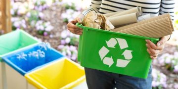 Daur Ulang Plastik (Freepek)