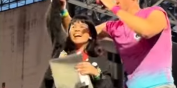 Nadya saat di panggung bersama Coldplay (IG: @idwantscoldplay)