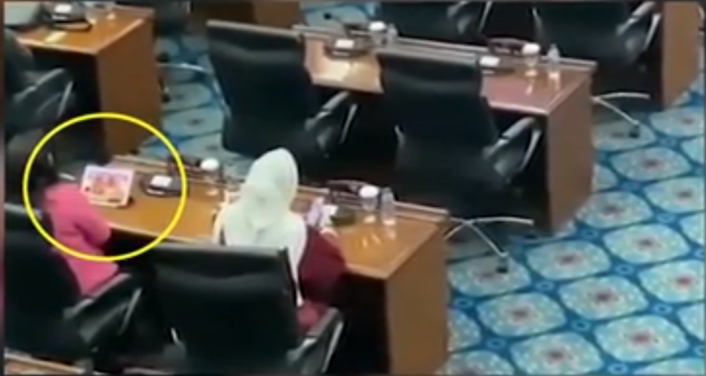 Anggota DPRD saat kedapatan sedang bermain game di rapat Paripurna