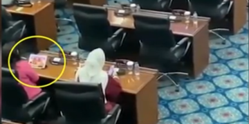 Anggota DPRD saat kedapatan sedang bermain game di rapat Paripurna