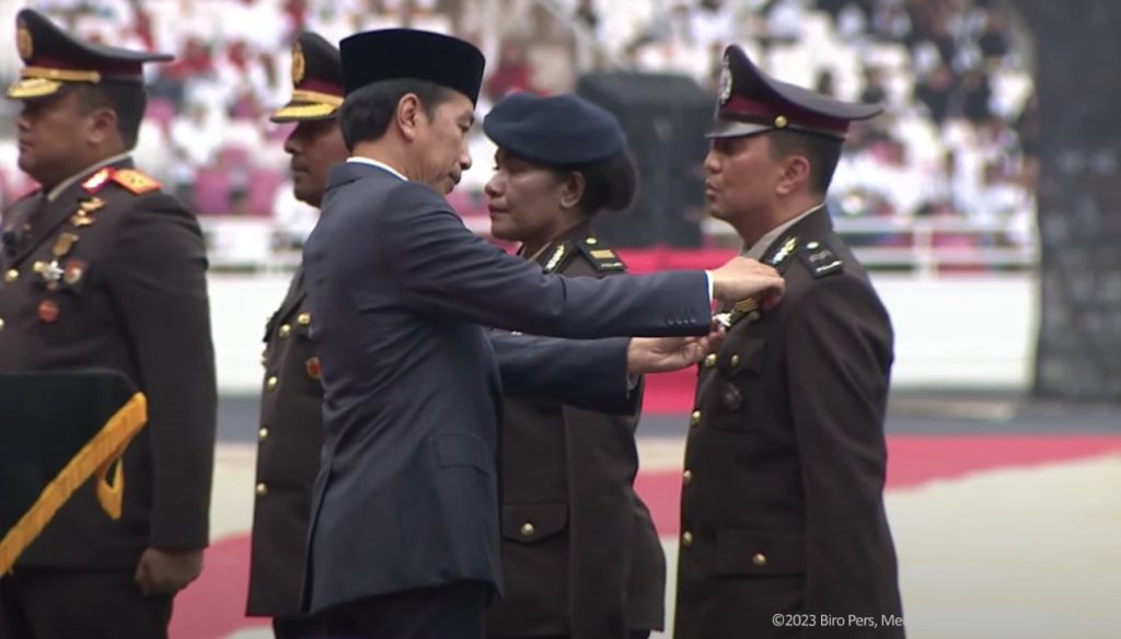 Jokowi Memberikan Tanda Kehormatan bagi 4 anggota polri (Setkab)