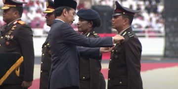 Jokowi Memberikan Tanda Kehormatan bagi 4 anggota polri (Setkab)
