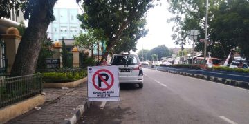Larangan parkir yang sempat dipasang di Jalan Multatuli, Rangkasbitung.(Def)