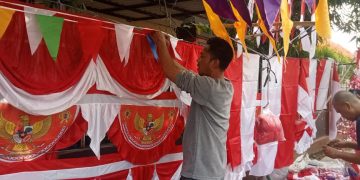 Pedagang bendera di Rangkasbitung, Lebak, berharap penjualan meningkat.(Def)