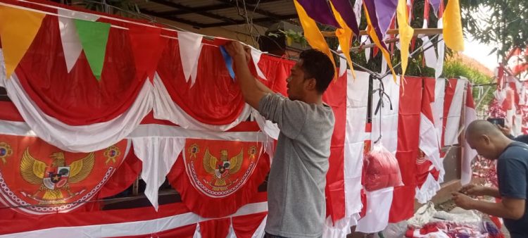 Pedagang bendera di Rangkasbitung, Lebak, berharap penjualan meningkat.(Def)