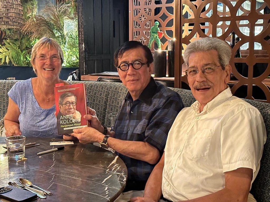 Yasona Laoly saat menyerahkan buku miliknya kepada temannya di Belanda (Dok instagram)