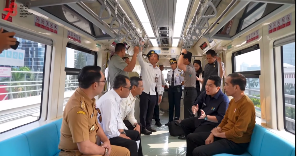 Presiden Jokowi saat menjajal LRT jabodebek(laman instagram resmi@jokowi)