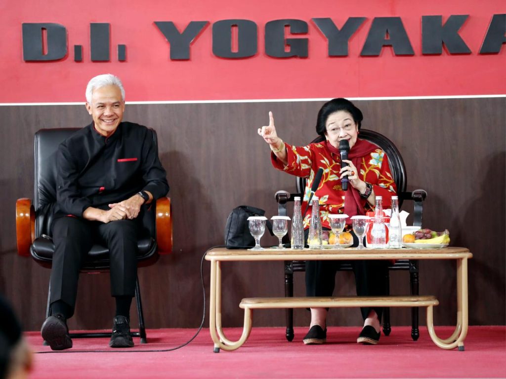 Bakal Capres Ganjar Pranowo mendampingi Ketum PDI Perjuangan Megawati Soekarnoputri ke kantor DPD PDIP Daerah Istimewa Yogyakarta. Ini kali pertama Megawati menginjak kaki di kantor baru pasca peresmian di masa pandemi.