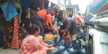 Warga di Kabupaten Lebak menerima kiriman air bersih.(Def)