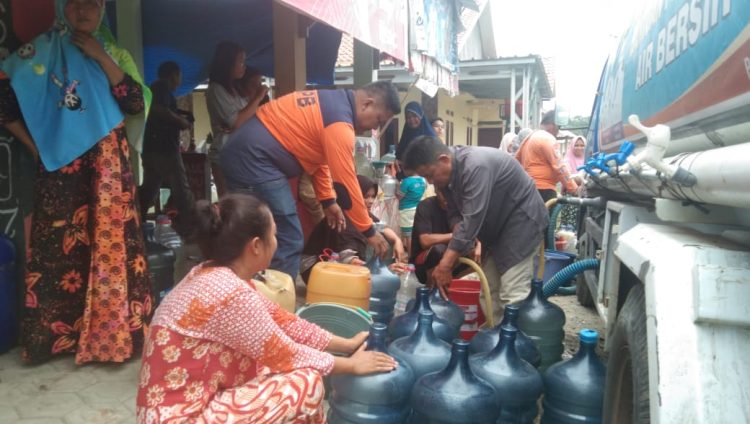 Warga di Kabupaten Lebak menerima kiriman air bersih.(Def)