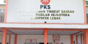 Febry, Maya, My, +62 857-7376-3925, +62 812-8096-5408, +62 852-8881-1946, +62 878-1243-0986, Anda JUMAT edo +62 812-8096-5408 Blusukan di Sumut, Jokowi Sebut Harga Sembako di Jawa Lebih Mahal SuaraNusantara.com - Presiden Joko Widodo (Jokowi) melakukan pengecekan harga bahan pokok di Pasar Brahrang, Binjai Sumatera Utara. Hasil pantuannya mendapati harga bahan pokok di Sumatera Utara lebih murah dibandingkan di Pulau Jawa. "Saya lihat harganya baik. Bawang merah ada yang Rp 20 ribu, ada Rp 22 ribu," kata Jokowi usai meninjau Pasar Brahrang di Binjai. Sumatera Utara, Jumat (25/8/2023). Lebih Jokowi katakan kalau kondisi bahan pokok di Sumatera Utara lebih stabil dibanding di Pulau Jawa. Seperti bawang merah yang harga perkilo dibanderol Rp 20.000. "Karena di Jawa saya ingat Rp 24 ribu sampai Rp 26 ribu, baik," ujarnya. Selain bawang merah. Jokowi menilai kalau harga beras dan…Baca selengkapnya 16.31 edo +62 812-8096-5408 16.33 Tekan Polusi Udara di Jakarta, Ketua MPR Usulkan Jalan Berbayar SuaraNusantara.com - Ketua MPR Bambang Soesatyo melihat kebijakan untuk perbaikan kualitas udara di Ibukota belum komprehensif. Ia pun mengusulkan penerapan ERP atau Jalan Berbayar. Pria yang akrab disapa Bamsoet itu mengatakan uji coba razia uji emisi satu dari solusi kurangi polusi udara. Terlebih dalam beberapa tahun terakhir populasi kendaraan terus alami peningkatan. "Koordinasi dengan Pemerintah Daerah penyangga ibukota dalam upaya perluasan kebijakan tilang uji emisi di daerah -daerah penyangga Ibukota guna mensinkronkan kebijakan," kata Bamsoet kepada SuaraNusantara.com, Jumat (25/8/2023). Meski begitu Bamsoet katakan perlu ada upaya progresif untuk atasi polusi udara. Salah satunya…Baca selengkapnya 18.33 sindikasi bamsoet 18.33 SABTU +62 878-1243-0986 Pasca Putusan MK, Bawaslu Banten Dorong KPU Sosialisasi Aturan Kampanye Suara Nusantara.com - Komisi Pemilihan Umum (KPU) diharapkan segera mensosialisasikan aturan kampanye putusan Mahkamah Konstitusi (MK). MK menegaskan larangan tempat ibadah dijadikan lokasi kampanye peserta Pemilu 2024. Akan tetapi, kampanye diperbolehkan di fasilitas pemerintah dan pendidikan sepanjang memiliki izin dari pihak penanggung jawab dan hadir tanpa atribut kampanye. “Kami harap KPU bisa segera memberikan sosialisasi kepada peserta pemilu, pemerintah daerah maupun institusi pendidikan terkait dengan nomenklatur baru pasca putusan MK. Ini supaya di saat masa kampanye dimulai masing-masing pihak sudah bisa memahami aturan sehingga dapat meminimalisir pelanggaran kampanye,” ka…Baca selengkapnya 15.58 +62 878-1243-0986 Ketua Bawaslu Banten, Ali Faisal.(Def)Ketua Bawaslu Banten, Ali Faisal.(Def)Ketua Bawaslu Banten, Ali Faisal.(Def)Ketua Bawaslu Banten, Ali Faisal.(Def) Ketua Bawaslu Banten, Ali Faisal.(Def) 15.58 KEMARIN Maya Sahurina Kontri SNC Suara Nusantara | Inspirasi Anak Negeri Suara Nusantara adalah media siber yang menyajikan berita-berita hari ini, mulai dari berita politik, berita ekonomi, dan peristiwa terkini. suaranusantara.com Bakar Sampah di Kabupaten Tangerang Didenda Rp 50 Juta SuaraNusantara.com - Pemerintah Kabupaten (Pemkab) Tangerang Mengambil Tindakan Tegas Terhadap Pembakaran Sampah Ilegal. Pemerintah Kabupaten Tangerang bersama unsur Forum Koordinasi Pimpinan Daerah (Forkopimda) setempat telah memutuskan untuk mengambil tindakan tegas terhadap pelaku pembakaran sampah secara ilegal. Kepala Bidang Pengelolaan Sampah Dinas Lingkungan Hidup dan Kebersihan Kabupaten Tangerang, Syamsul Romli, menjelaskan bahwa tindakan ini sesuai dengan Peraturan Daerah (Perda) No. 1 Tahun 2023 tentang Pengolahan Sampah. “Dalam upaya menegakkan peraturan, pelaku pembakaran sampah ilegal dapat dijatuhi hukuman pidana dengan ancaman maksimal enam bulan penjara dan denda sebesar Rp50 juta,” ujar Saymsul kepada wartawan, Senin (28/8/2023). Menurutnya, tujuan dari pemberlakuan peraturan ini adalah untuk menertibkan aktivitas pembakaran sampah yang semakin marak di wilayah Kabupaten Tangerang, yang berdampak buruk pada kualitas udara. “Salah satu ketentuan dalam peraturan tersebut adalah larangan membuang sampah di tempat yang tidak ditentukan dan disediakan,” tambahnya. Syamsul menjelaskan, larangan juga berlaku untuk membuang, menumpuk, dan menyimpan sampah atau bangkai binatang di tempat umum seperti jalan, taman, sungai, dan fasilitas umum lainnya. Selain itu, pembakaran sampah dilarang dilakukan di tempat-tempat yang berpotensi membahayakan lingkungan. Kepatuhan terhadap aturan ini juga tertuang dalam Surat Edaran (SE) yang dikeluarkan oleh Bupati Tangerang. SE tersebut menegaskan larangan membakar sampah di bawah pohon yang dapat menyebabkan kerusakan pada pohon, serta melarang pembakaran sampah yang tidak sesuai dengan persyaratan teknis pengelolaan sampah. Dengan pemberlakuan Perda No. 1 Tahun 2023 ini, lanjut Syamsul diharapkan masyarakat akan lebih sadar akan pentingnya pengelolaan sampah yang baik dan berkontribusi positif terhadap kebersihan dan kualitas lingkungan di Kabupaten Tangerang. (My) Foto : ilustrasi bakar sampah 15.09 Maya Sahurina Kontri SNC 15.09 Ananda Deni +62 857-7376-3925 PKS Setor 4 Nama untuk Pilkada Lebak 2024, Salah Satunya Hasbi Jayabaya Suara Nusantara.com - Meski pemilihan kepala daerah (Pilkada) masih satu tahun lebih lagi, namun DPD Partai Keadilan Sejahtera (PKS) Kabupaten Lebak telah menyetorkan beberapa nama untuk diusulkan pada kontestasi tersebut. Sekretaris DPD PKS Lebak, Lili Sugiyanto mengatakan, pemilihan internal raya (Pemira) PKS menghasilkan empat nama. Dua nama berasal dari internal PKS yakni Iip Makmur (Ketua DPD PKS Lebak) dan A'la Rotbi. Lalu dua nama berasal dari eksternal PKS, yaitu anak mantan Bupati Lebak dua periode Mulyadi Jayabaya yang merupakan anggota DPR RI dari PDI Perjuangan, Mochamad Hasbi Asyidiki Jayabaya dan anggota DPRD Banten dari Partai Gerindra, Oong Syahroni. "Empat nama itu yang kemudian mengerucut di Pemira. Semuanya sudah kami sampaikan ke DPW PKS Banten dan kami tinggal menunggu satu nama yang akan dikeluarkan, karena tidak mungkin dua nama," kata Lili, Senin (28/8/2023). Dikatakan Lili, nama yang nanti dikeluarkan oleh DPW PKS Banten akan disosialisasikan kepada masyarakat. Siapapun sosoknya, kader PKS dipastikan all out memenangkan. "Setelah keluar dari DPW maka kami akan mulai bergerak untuk mengenalkan kepada masyarakat," ucap dia. Tidak hanya untuk Pilbup Lebak, Pemira DPD PKS juga menghasilkan beberapa nama yang disetorkan kepada DPW untuk Pilgub Banten. "Dari internal ada Pak Gembong Rudiansyah Sumedi (Ketua DPW PKS Banten) dan Sanuji Pentamarta (Wakil Wali Kota Cilegon. Kemudian eksternal yakni Airin Rachmi Diany dan Wahidin Halim.(Def) 20.40 Ananda Deni +62 857-7376-3925 Kantor DPD PKS Kabupaten Lebak.(Def)Kantor DPD PKS Kabupaten Lebak.(Def) Kantor DPD PKS Kabupaten Lebak.(Def)