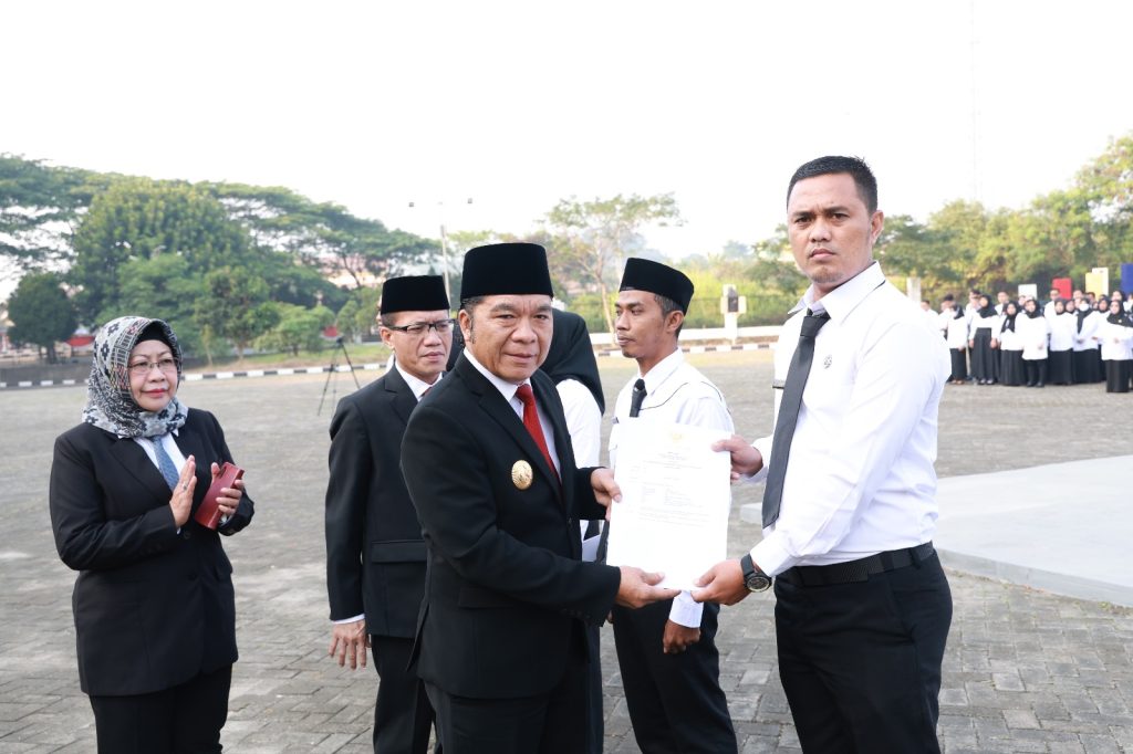 Al Muktabar menyerahkan SK Pengangkatan PPPK formasi tahun 2022.(Def)