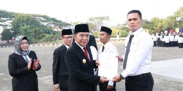 Al Muktabar menyerahkan SK Pengangkatan PPPK formasi tahun 2022.(Def)