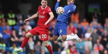 Duel Diogo Jota dan Thiago Silva di laga Chelsea vs Liverpool, Liga Inggris 2023/2024 (c) AP Photo/Ian Walton