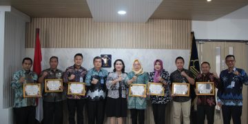 Sorta Delima Tobing berika penghargaan ke satuan kerja Kanwilkumham Lampung (ist)