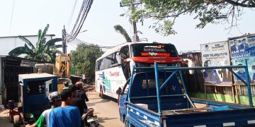 Antrean Kendaraan Parah Akibat Galian Pipa PDAM di Kampug Galeong