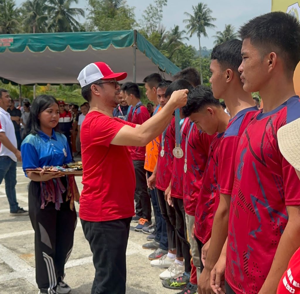 Marinus Gea menyerahkan medali bagi peserta PORKAB 2023 (Dok Suaranusantara/Panius)