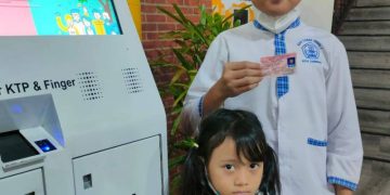 Seorang Anak di Kota Tangerang menunjukan Kartu Identitas Anak (KIA).