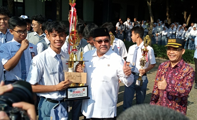 Rano Karno Serahkan Perbasi Cup di SMAN 2 Kota Tangerang