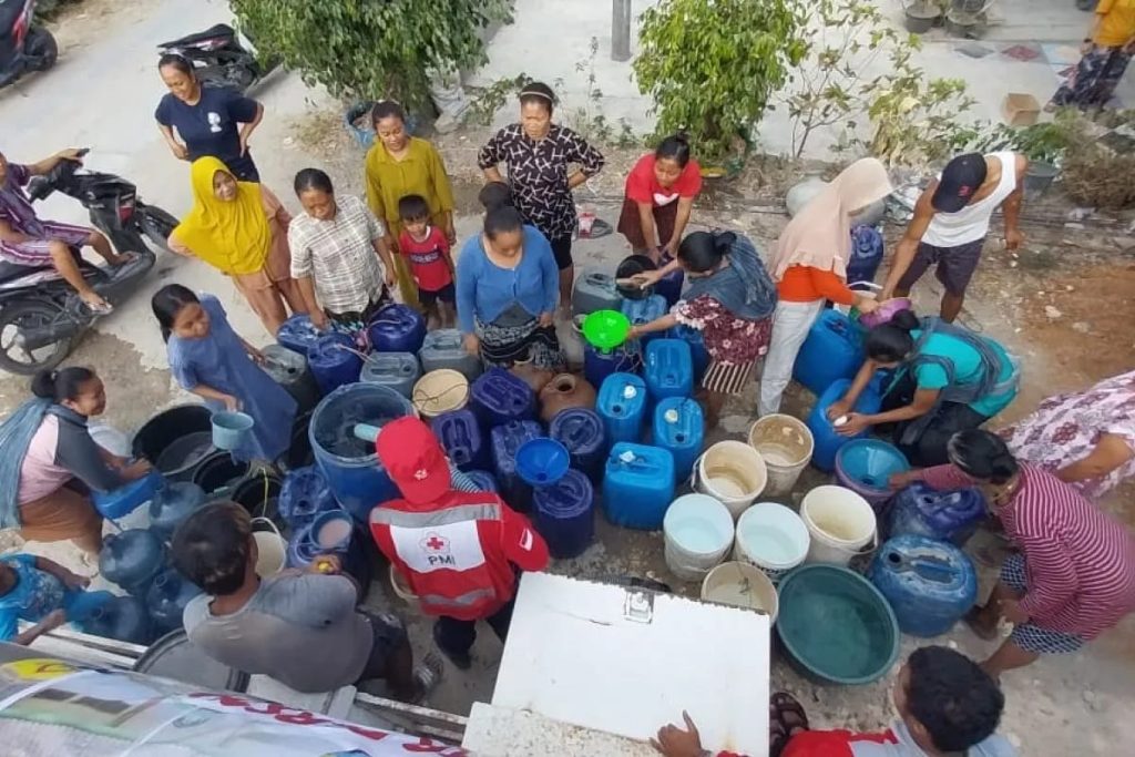 PMI Grobongan Distriubusikan Air di pemukiman warga yang alami kekeringan.