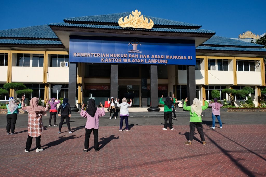 Kantor Wilayah Kementerian Hukum dan HAM Lampung menggelar sesi senam aerobik dengan tema "Kumham Sehat Kumham Produktif" pada Jumat (22/09/2023). Kegiatan ini bertujuan untuk menjaga kesehatan dan semangat kerja pegawai.