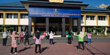 Kantor Wilayah Kementerian Hukum dan HAM Lampung menggelar sesi senam aerobik dengan tema "Kumham Sehat Kumham Produktif" pada Jumat (22/09/2023). Kegiatan ini bertujuan untuk menjaga kesehatan dan semangat kerja pegawai.