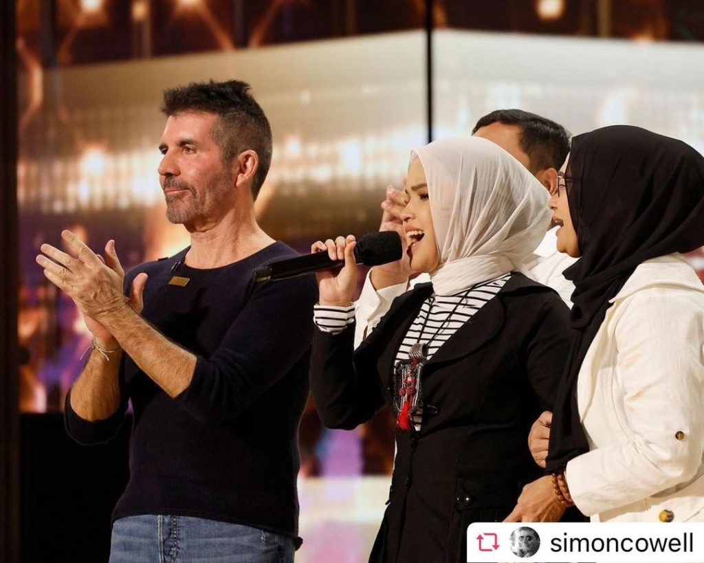 Simon Cowell dan Putri Ariani di panggung AGT 2023