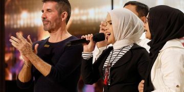 Simon Cowell dan Putri Ariani di panggung AGT 2023