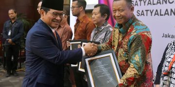 Pramono Anung Anugerahkan Tanda Kehormatan Satyalancana Wira Karya ke 21 Pegawai di Lingkungan Setkab