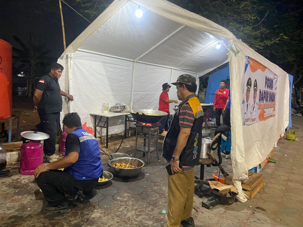 Dapur Umum Pengungsi TPA Rawa Kucing