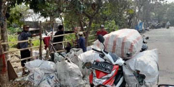 Tetap Kerja Meski Dikepung Kepulan Asap, Ini Sosok Pemulung Pengejar Rupiah TPA Rawa Kucing